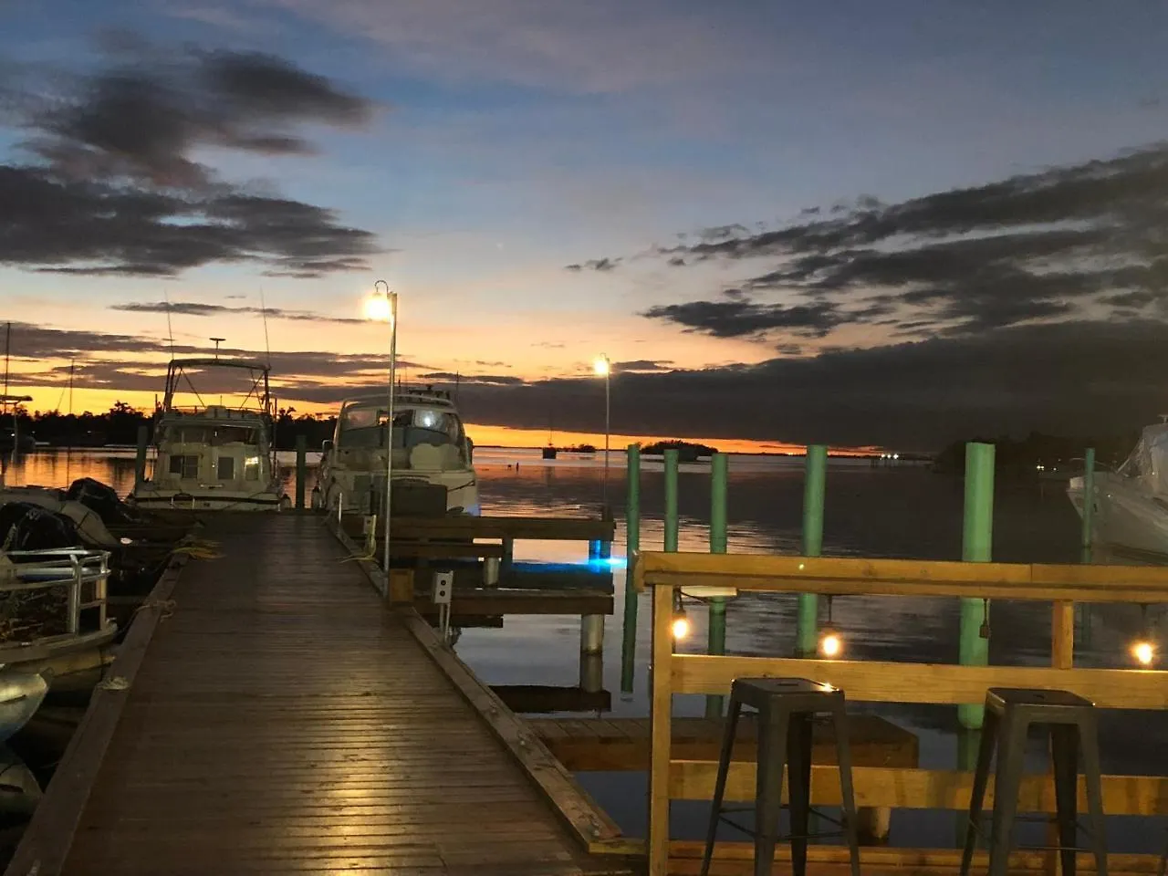 Full Moon Hotel & Restaurant Salinas